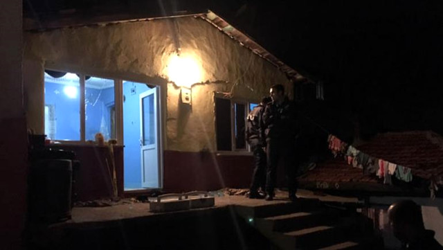 Edirne'de kimliği tespit edilemeyen kişi, 30 yaşlarındaki Salih Mal ve eşi Hanife Mal'ı, çocukları 2 yaşındaki Elena'yı pompalı tüfekle öldürdü. Polisin olayla ilgili soruşturması devam ediyor.<br>2 ÇOCUK ÖLÜ