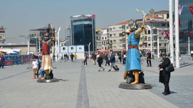 Yüz binlerce insanın gelip geçtiği Taksim Meydanı'na konulan 'Okçu' heykelini gören yerli vatandaşlar ve turistler, heykelleri görünce şaşırdılar.<br>TANITIM AMAÇLI OLARAK YERLEŞTİRİLDİLER<br>Okçular