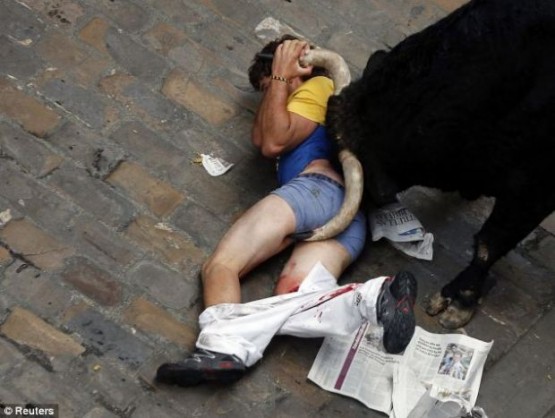 Boğalardan kaçamadılar  İspanya'da düzenlenen geleneksel 'Boğa Koşusu' yine kazalara sahne oldu.