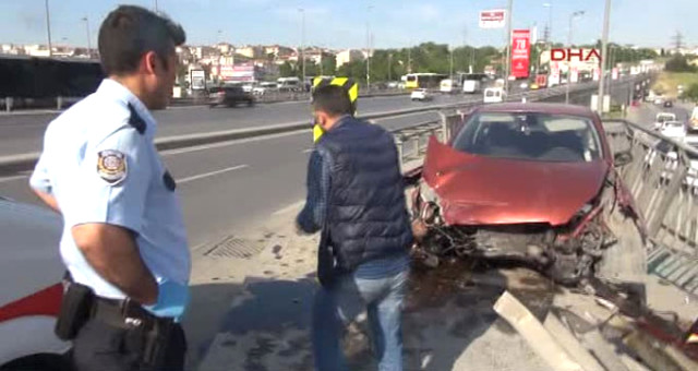 İstanbul Küçükçekmece D-100 Karayolu Bakırköy istikameti yanyolda saat 17.00 sıralarında kaza meydana geldi. Otomobilinin direksiyon hakimiyetini kaybeden 19 yaşındaki Zeynep Cesur, önce kaldırıma ardından da yol kenarındaki demir korkuluklara çarptı.<br>Kazada otomobil içindeki Cesur'a ilk müdahaleyi