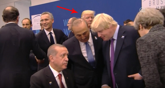 Cumhurbaşkanı Recep Tayyip Erdoğan,  'NATO Devlet ve Hükümet Başkanları Toplantısı' için geldiği Brüksel'de, yeni NATO Karargah binasının devir teslim törenine katıldı.<br>Tören öncesindeki aile fotoğrafında, Cumhurbaşkanı Erdoğan, ABD Başkanı Donald Trump, İngiltere Başbakanı Theresa May,