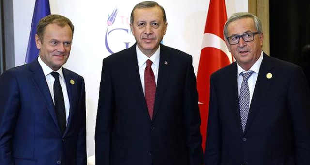 Cumhurbaşkanı Erdoğan'ın AB Konseyi Başkanı Tusk ve AB Komisyonu Başkanı Juncker ile yaptığı görüşmede Türkiye ile AB arasında Mart 2016'da imzalanan mülteci anlaşmasının hayata geçirilmesi gerektiği vurgulandı. Türkiye-AB ilişkilerinin yeniden canlandırılmasının önemine işaret edilen görüşmede, terörle mücadelede iş birliğini güçlendirmenin gerekliliğine değinildi.<br>ERDOĞAN-MACRON GÖRÜŞMESİ<br>Olumlu bir atmosferde geçen Erdoğan-Macron görüşmesinde, siyasi ve ekonomik ilişkiler başta olmak üzere ikili konular ele alındı. Türkiye-Fransa ilişkilerini daha da güçlendirme konusunda
