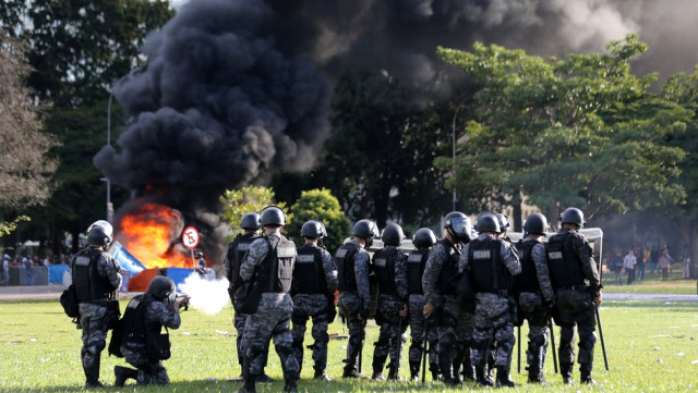 Brezilya'nın başkenti Brasilia'da Devlet Başkanı Michel Temer'in istifasını, erken genel seçime gidilmesini ve ekonomik reform planlarının geri çekilmesini talep eden göstericilerin eylemleri devam ediyor. Gösteride protestocular, bazı bakanlıkların binalarına saldırdı, Tarım Bakanlığı'nın binasını ateşe verdi.<br>EN AZ 35 BİN KİŞİ<br>Yetkililer, başkentteki gösteriye yaklaşık 35 bin kişinin katıldığını