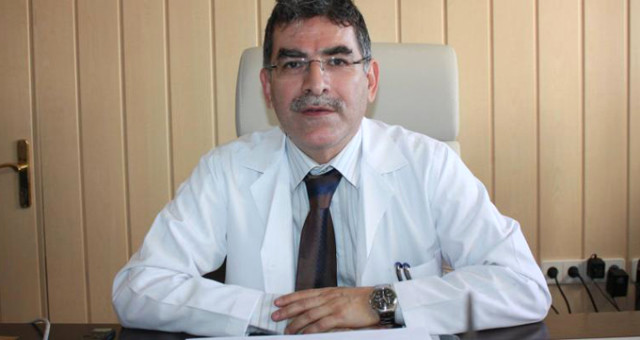 Elazığ Fırat Üniversitesi Hastanesi Başhekimi Prof. Dr. Mehmet Sait Belirgen, makam odasında uğradığı silahlı saldırı sonucu ağır yaralandı. Ağır yaralanan Belirgen ve silahla intihara kalkışan saldırgan aynı hastanede tedavi altına alındı.<br>MAKAM ODASINDA ATEŞ ETTİ<br>Olay saat 11.30 sıralarında meydana geldi. Medikal malzemeler satan Sercan Gök, Başhekim Prof. Dr. Mehmet Said Belirgen'in makam odasına girerek silahla ateş etti, ardından aynı silahla intihar etti. Ağır yaralı Prof. Dr. Belirgen ile saldırgan