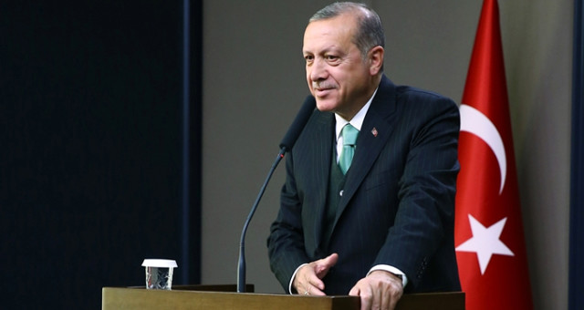Cumhurbaşkanı Recep Tayyip Erdoğan, NATO zirvesine katılmak üzere Brüksel'e hareketinden önce basın toplantısı düzenledi.<br>'BAKANLARDAN YOL HARİTASI İSTEYECEĞİM'<br>Soru-cevap kısmında 'Kabine değişikliği olacak