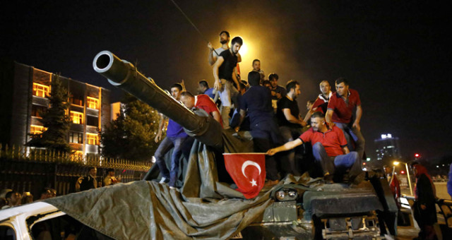 İstanbul Cumhuriyet Başsavcılığı Terör ve Örgütlü Suçlar Bürosu savcılarından Gökhan Yolasığmaz tarafından 2'si emniyet personeli 21'i rütbeli asker olmak üzere 67 şüpheli hakkında hazırlanan 341 sayfalık iddianamede, 'müşteki' İstanbul Emniyet Müdürü Mustafa Çalışkan'ın beyanlarına da yer verildi.<br>CUMHURBAŞKANI'NDAN 'ÜZERİNE YÜRÜYECEKSİNİZ' TALİMATI<br>Cumhurbaşkanı Erdoğan'dan gelen talimatları anlatan