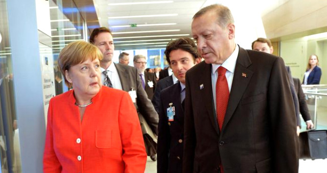 Cumhurbaşkanı Recep Tayyip Erdoğan,  'NATO Devlet ve Hükümet Başkanları Toplantısı' için gittiği Brüksel'de temaslarına devam ediyor.<br>Cumhurbaşkanı Erdoğan, NATO Karargah Binası'nda Almanya Başbakanı Merkel ile planlanan toplantısını gerçekleştirdi.<br>MASADA FETÖ VE İNCİRLİK