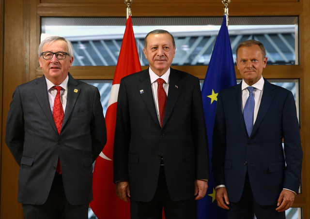 Cumhurbaşkanı Recep Tayyip Erdoğan, NATO zirvesi için geldiği Brüksel'de bir süredir ilişkilerde soğukluk yaşanan Avrupa Birliği (AB) yetkilileriyle Türkiye'nin AB süreciyle ilgili yeni yol haritasını masaya yatırdı. AB Konseyi Başkanı Donald Tusk ve AB Komisyonu Başkanı Jean-Claude Juncker ile AB Konseyi binasındaki 45 dakika süren üçlü görüşmede Erdoğan, 54 yıldır Türkiye'nin AB kapısında bekletilmesini eleştirerek, 'Biz elimizden gelen her şeyi yapıyoruz. Müktesebat içerisinde ne gerekiyorsa yerine getirmeye çalışıyoruz. Artık adım atma