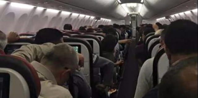 Diyarbakır-İstanbul seferi yapan uçağın tuvaletinde uyuşturucu kullandığı ileri sürülen şahıs, tuvaletten çıktıktan sonra yolculara saldırdı. Uçak, yaşanan panik ve kargaşa nedeniyle