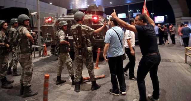 FETÖ tarafından organize edilen 15 Temmuz Darbe Girişimi'nde İstanbul Valiliğini işgal eden askerlere yardıma gitmeye çalıştıkları iddia edilen 1'i tutuklu 24 sanık hakkında açılan davada sona gelindi.<br>İstanbul 24'üncü Ağır Ceza Mahkemesi'nde görülen duruşmada tutuklu sanık Yusuf Yıldız, cezaevinden getirildi. Duruşmada Başbakanlık, Maliye Hazinesi ve bazı sanıkların avukatı da hazır bulundu.<br>ÜZERİNDE ELE GEÇİRİLEN TABANCANIN TSK TARAFINDAN VERİLDİĞİ SÖYLEDİ<br>Duruşma savcısı olarak görevlendirilen İstanbul Cumhuriyet Başsavcı vekili Mehmet Ayhan'ın sorusu üzerine sanık Yusuf Yıldız, üzerinde ele geçirilen tabancanın TSK tarafından verilen tabanca olduğunu, evinden ele geçirilenin ise şahsına ait kuru sıkı faturalı