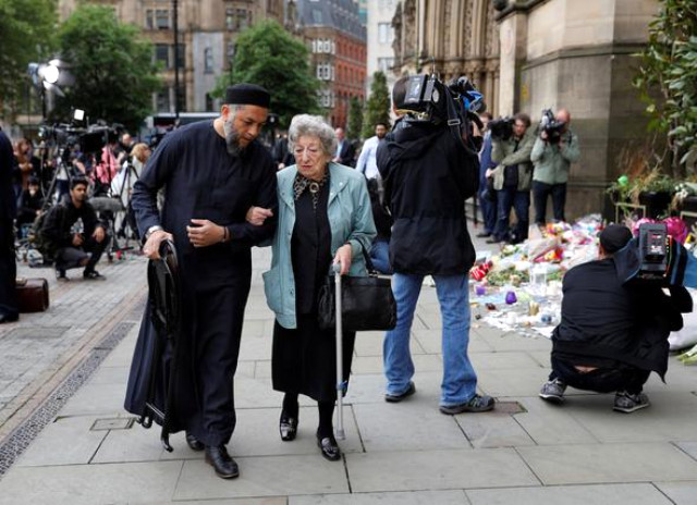 Manchester'da 22 kişinin öldüğü saldırının anma etkinliklerinde, Müslüman Sadık Patel ile Yahudi kadın Renee Rachel