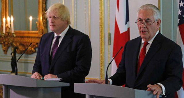 İngiltere Dışişleri Bakanı Johnson, başkent Londra'da ABD'li mevkidaşı Rex Tillerson ile çalışma yemeğinde bir araya geldi.<br>Tillerson, görüşmenin ardından düzenenlenen ortak basın toplantısında, Manchester'daki bombalı terör saldırısıyla ilgili ABD kolluk güçlerinin basına