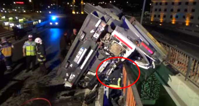 Bursa'dan yüklediği iplikleri İstanbul'a götüren 16-ZB-202 plakalı TIR'ın şoförü Mehmet Kılınç direksiyon başında kalp krizi geçirdi. Kontrolden çıkan araç Yalova'nın Tonami üst geçidinde çelik bariyerlere çarparak takla attı. Kazada araç şoförü kurtarılma çalışmaları esnasında